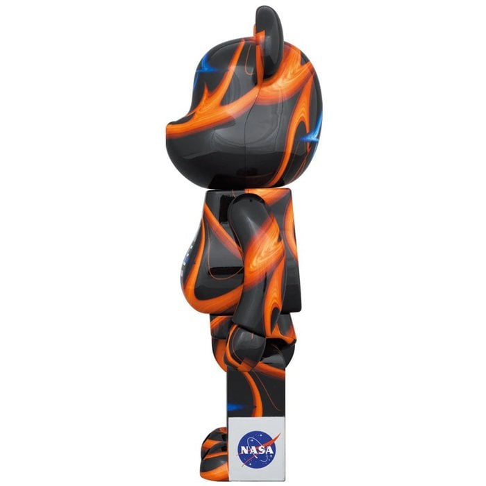 1000 % Bearbrick – Doppelt verzerrtes Schwarzes Loch (NASA)