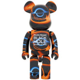 1000 % Bearbrick – Doppelt verzerrtes Schwarzes Loch (NASA)